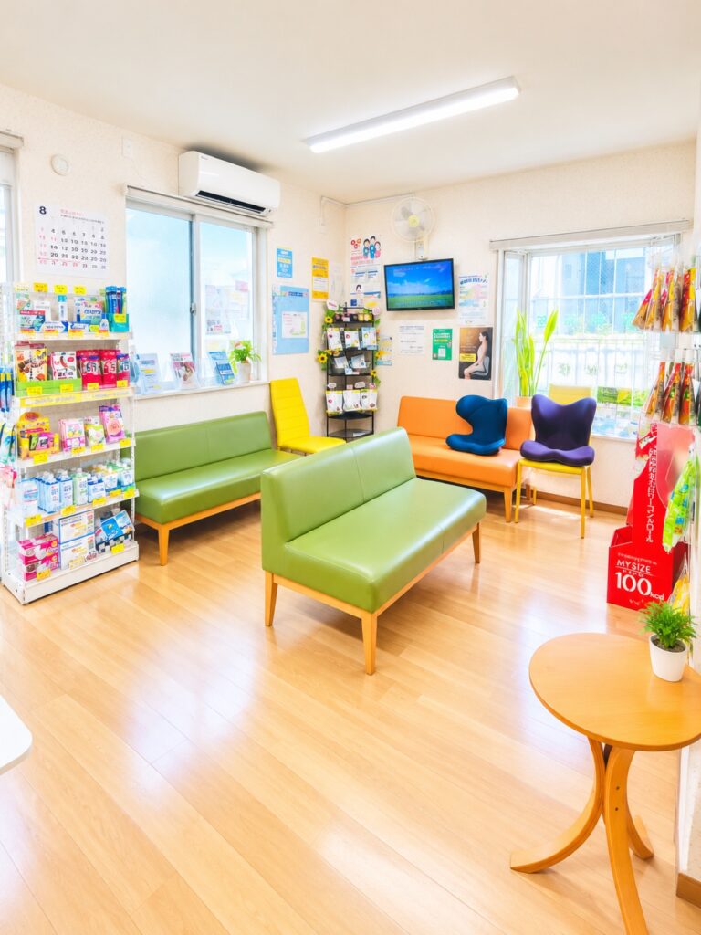 薬局たんぽぽの店内。明るい待合室にソファが並び、市販薬の棚があります